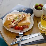 Ibis Hotel 2*